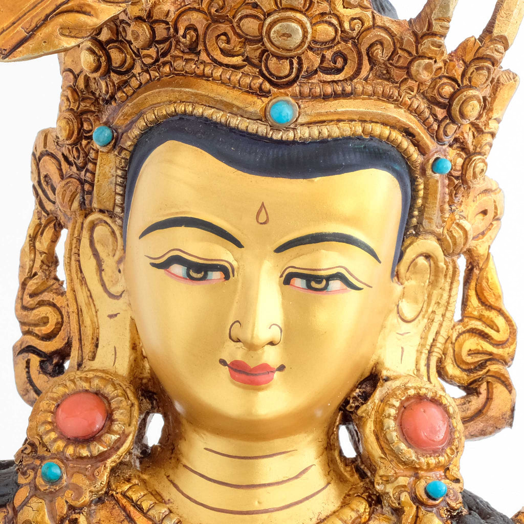 Nahaufnahme, Gesicht der Manjushri-Statue. Er trägt die Krone und den vollen Schmuck eines bodhisattva. 