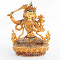 Manjushri-Statue, mit Filigran verziert und mit farbigen Steinen besetzt. Der bodhisattva der Weisheit hält das geflammte Schwert in seiner rechten Hand und die Prajnaparamita mit einer Lotusblume auf seiner rechten Schulter.