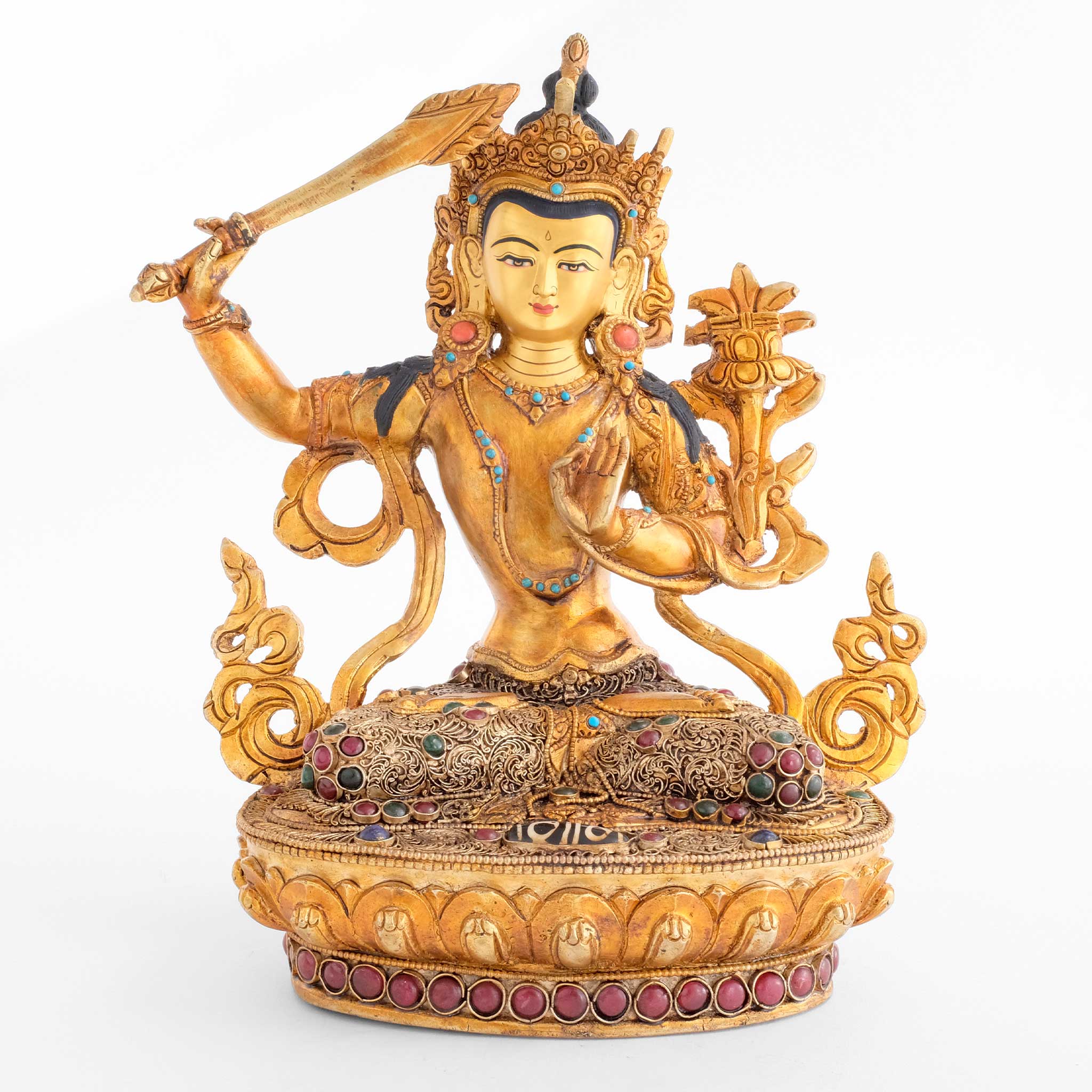 Manjushri-Statue, mit Filigran verziert und mit farbigen Steinen besetzt. Der bodhisattva der Weisheit hält das geflammte Schwert in seiner rechten Hand und die Prajnaparamita mit einer Lotusblume auf seiner rechten Schulter.