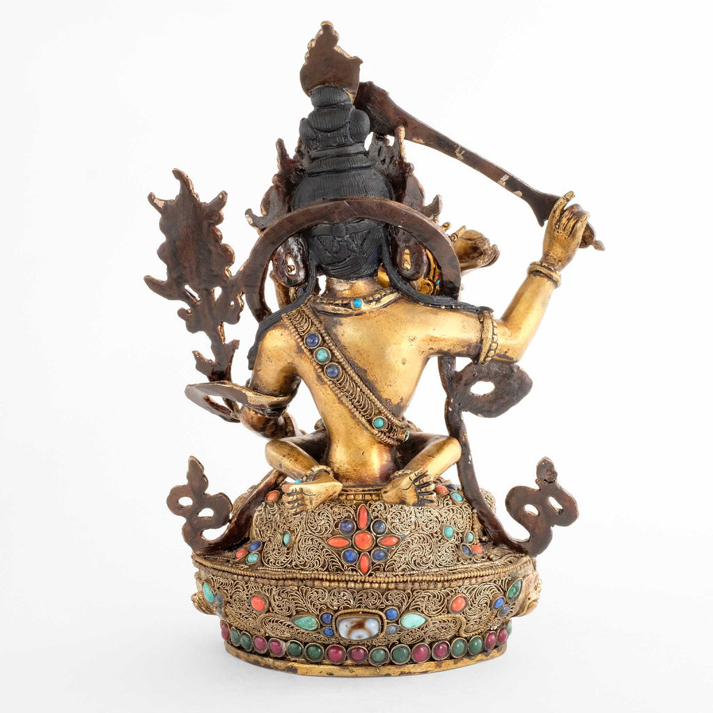 Rückansicht von Manjushri in Yab Yum mit Filigranornamenten, farbigen Steinen und dzi-Perlen