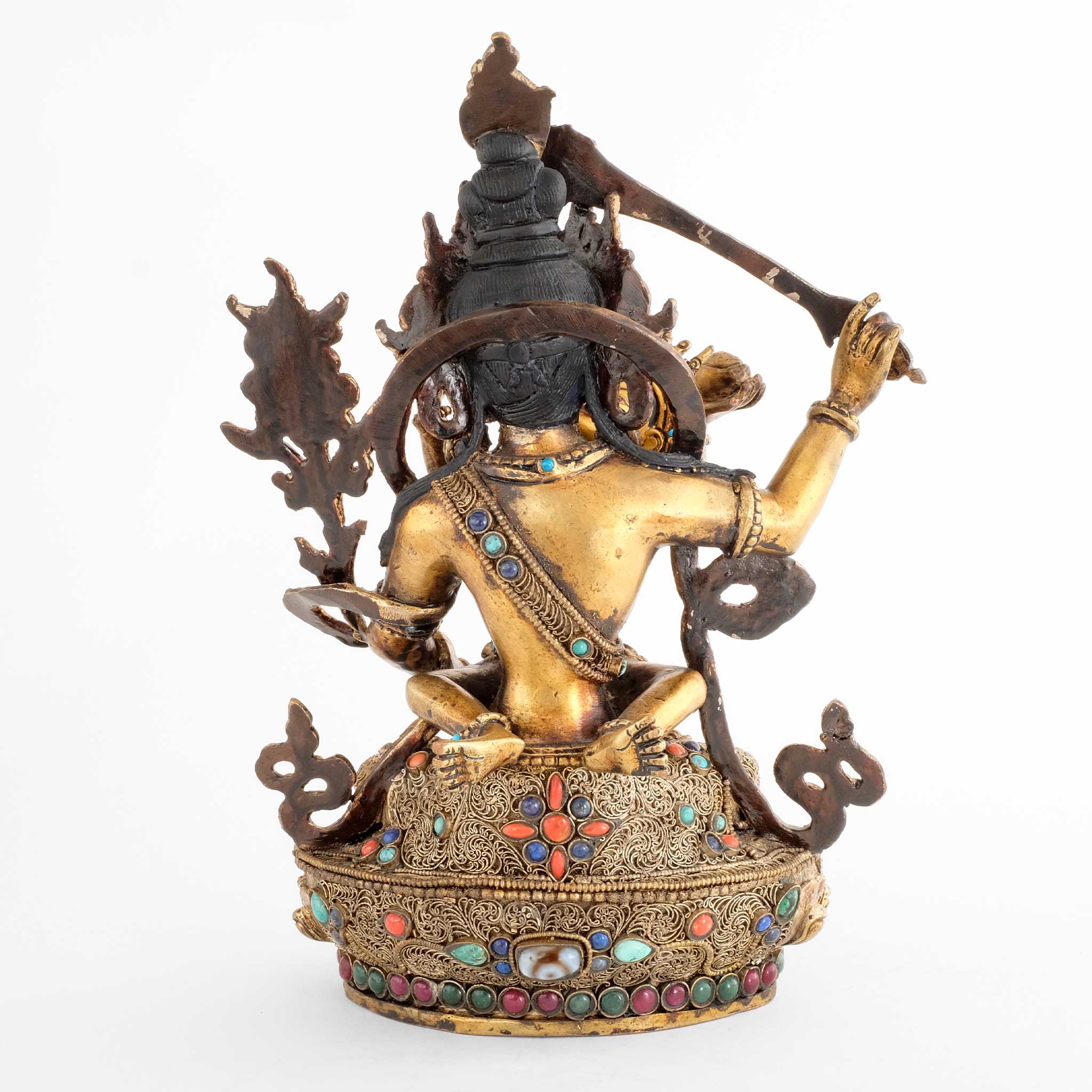 Rückansicht von Manjushri in Yab Yum mit Filigranornamenten, farbigen Steinen und dzi-Perlen