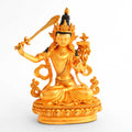 Manjushri Statue, kleine vergoldete Figur, detaillierter Kupferguss. Rechte Hand hält das flammende Schwert, linke Hand vor der Brust in Vitarka Mudra.