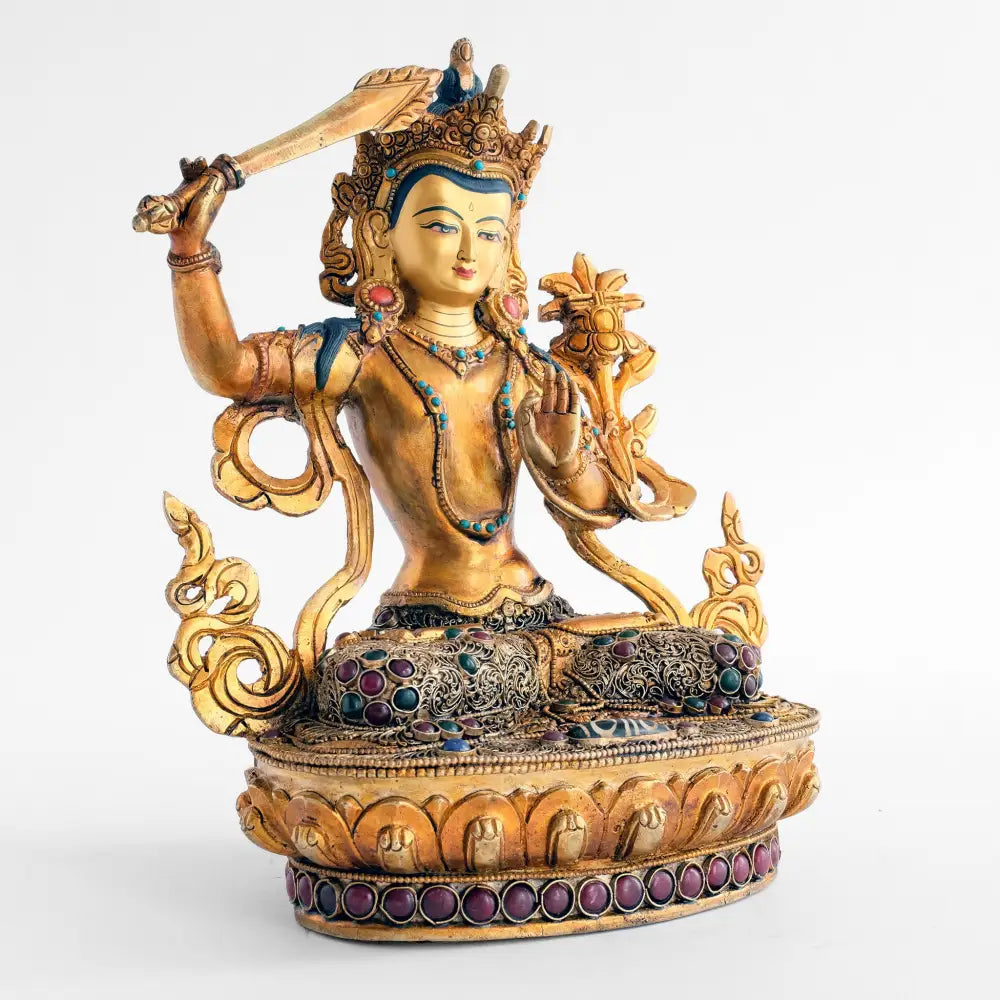 Manjushri, der Gott der Weisheit. Er sitzt im Lotussitz und hält ein geflammtes Schwert in seiner rechten Hand.