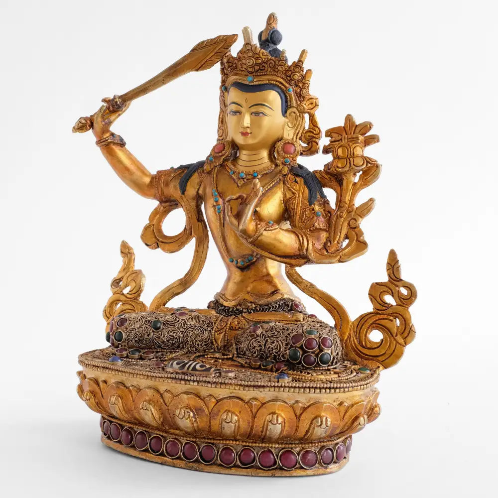 Vergoldete Manjushri Figur, der Bodhisattva des Wissens. Über seiner rechten Schulter eine Lotusblüte mit dem Buch der transzendentalen Weisheit, Prajnaparamita.