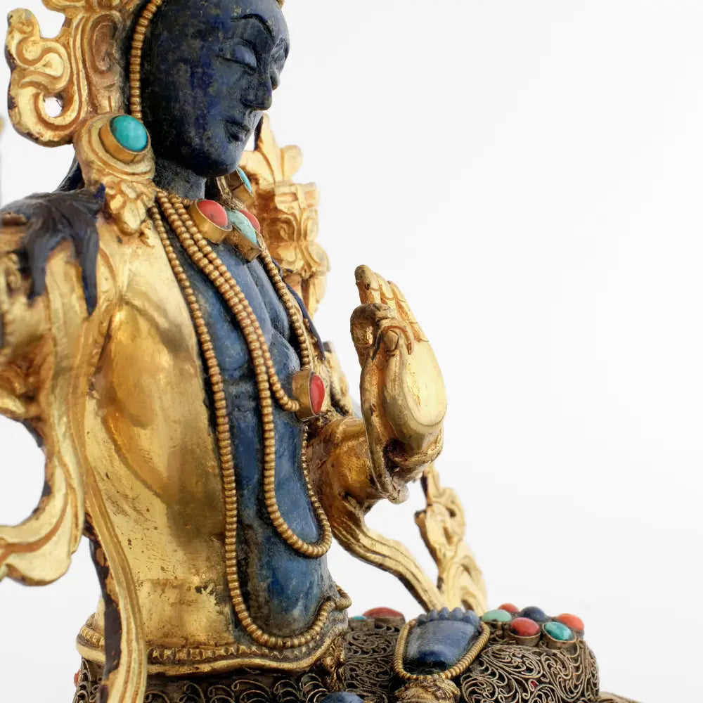 Details der Manushri Figur. Gesicht und Körper sind aus Lapis Lazuli Stein geschnitzt, der Kupferguss ist feuervergoldet.