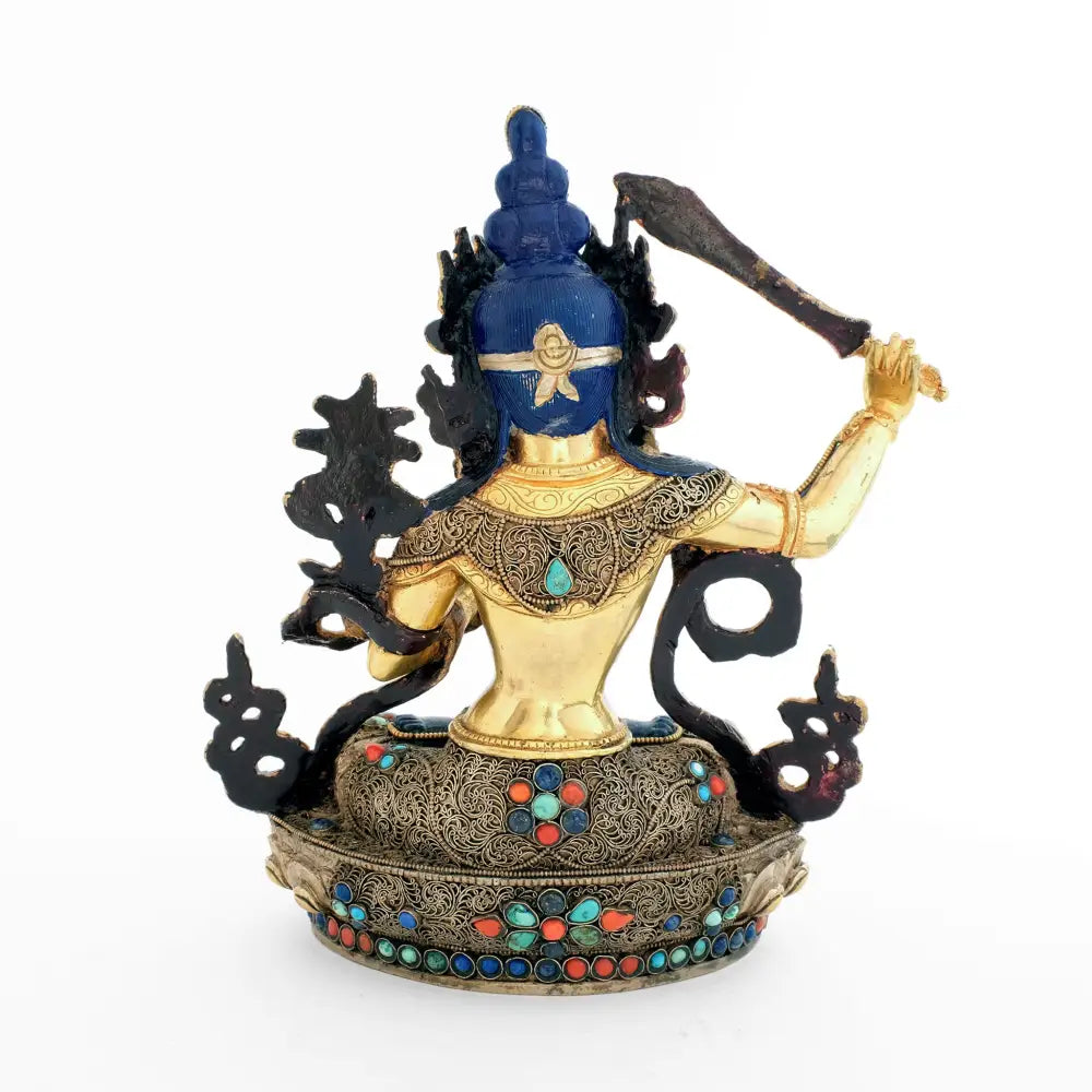 Manjushri Statue, der Körper ist aus einem Kupferguss, das Gesicht, der Bauch, die Unterarme und Füße sind aus Lapislazuli geschnitzt, seine Robe und der Lotus Sockel sind mit Filigran besetzt, versilbert und vergoldet, verziert mit gefassten Türkis, Koralle und Lapislazuli. Der Rücken und die Arme sind feuervergoldet.