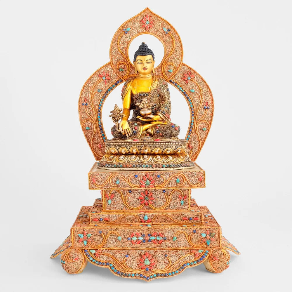 Bhaisajyaguru Medizin Buddha Statue mit Filigran verziert, vor Aureole auf Thron - Statue