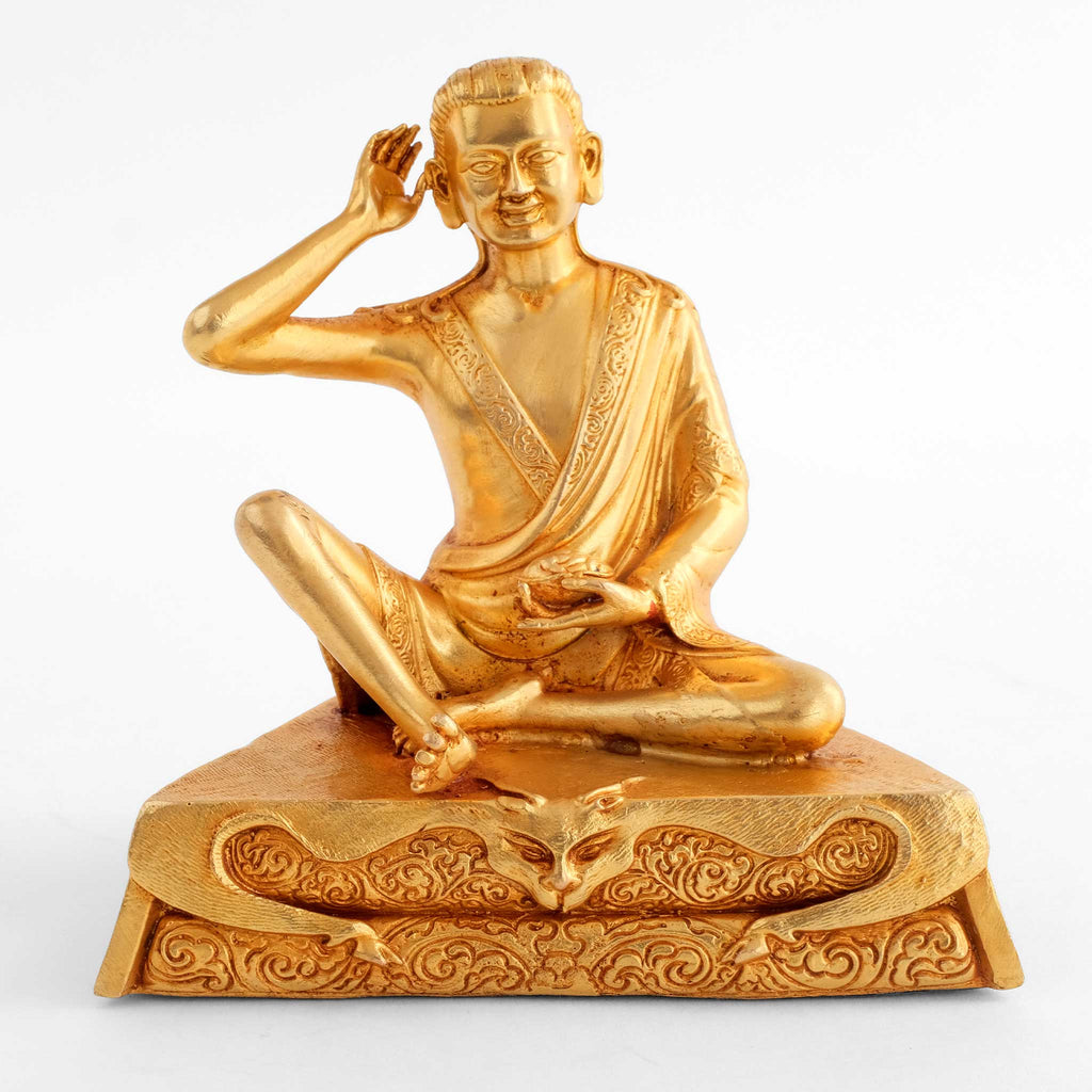 Milarepa Statue, sitzend, die rechte Hand am Ohr. Vergoldete buddhistische Figur.