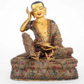 Jetsun Milarepa statue, der Meister der Kagyu Schule, er sitzt entspannt auf einem Thron der mit einem Gazellenfell bedeckt ist. In seiner linken Hand hält er eine Bettelschale. Sein Gewand und der Thron sind mit vergoldentem Perldraht und versilberten Filigran Elementen verziert.