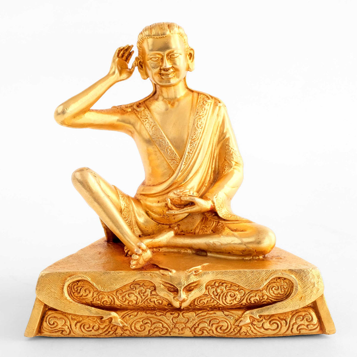 Jetsun Milarepa Figur, kleine vergoldete Figur, detaillierter Kupferguss. Sitzt entspannt auf einem Gazellenfell, Hand in der charakteristischen Zuhörgeste am Ohr.