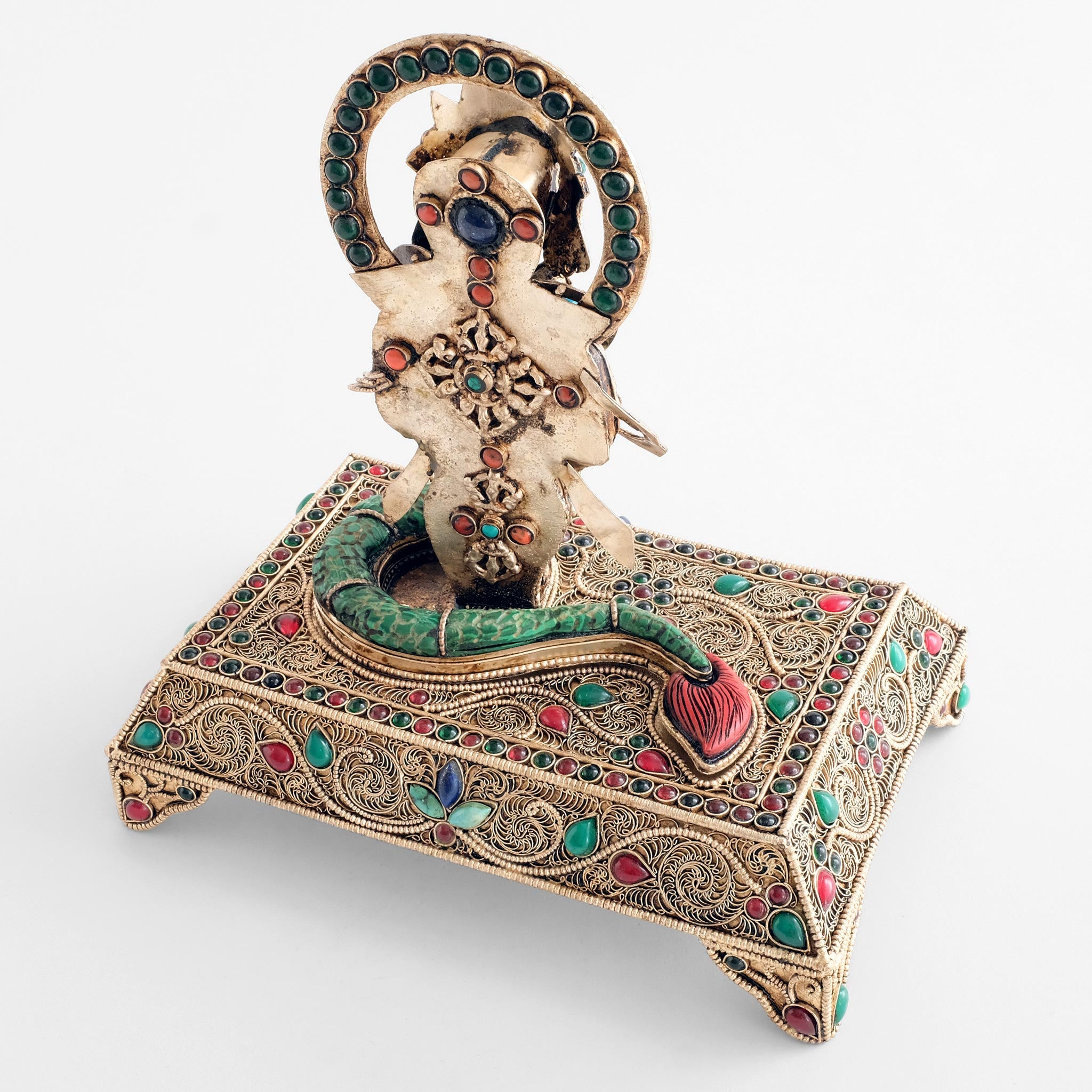 Rückansicht der Naga Kanya Statue, die die asymmetrische Komposition und die Bewegung des Schwanzes betont.