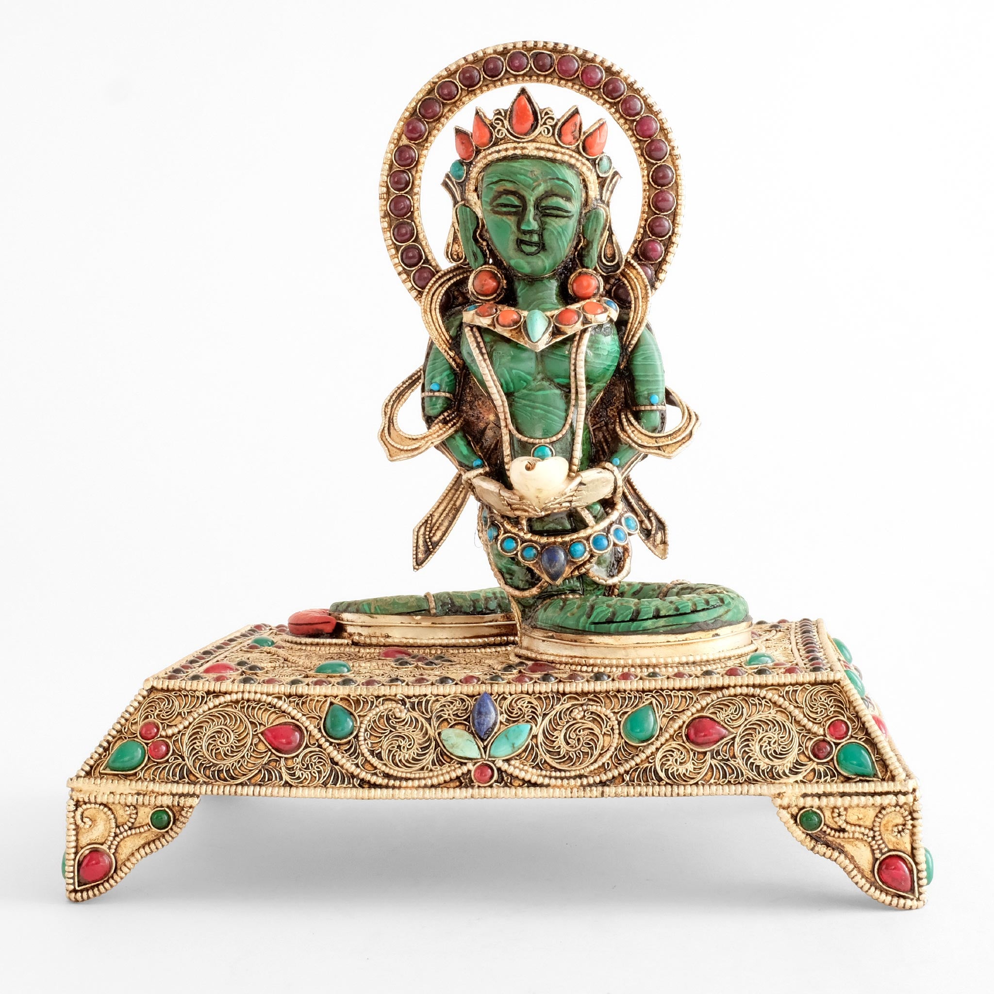 Naga Kanya Statue mit grüner Steinfigur, Muschel in beiden Händen, kreisförmiger Aureole und Sockel mit Filigran.