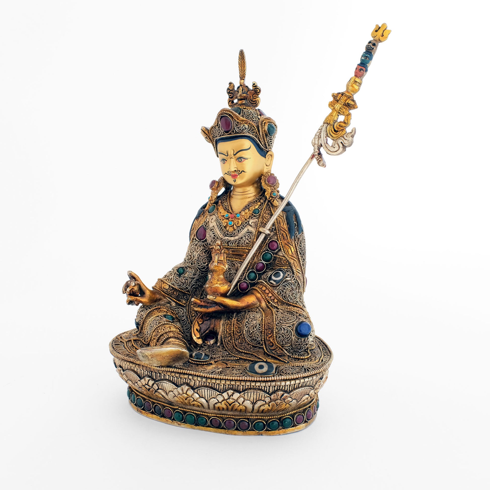 Padma Sambhava (Guru Rinpoche) Statue, Körper aus Kupfer gegossen, verziert mit filigranen Ornamenten, versilbert und vergoldet, besetzt mit Schmucksteinen. Das Gesicht ist in Gold gefasst