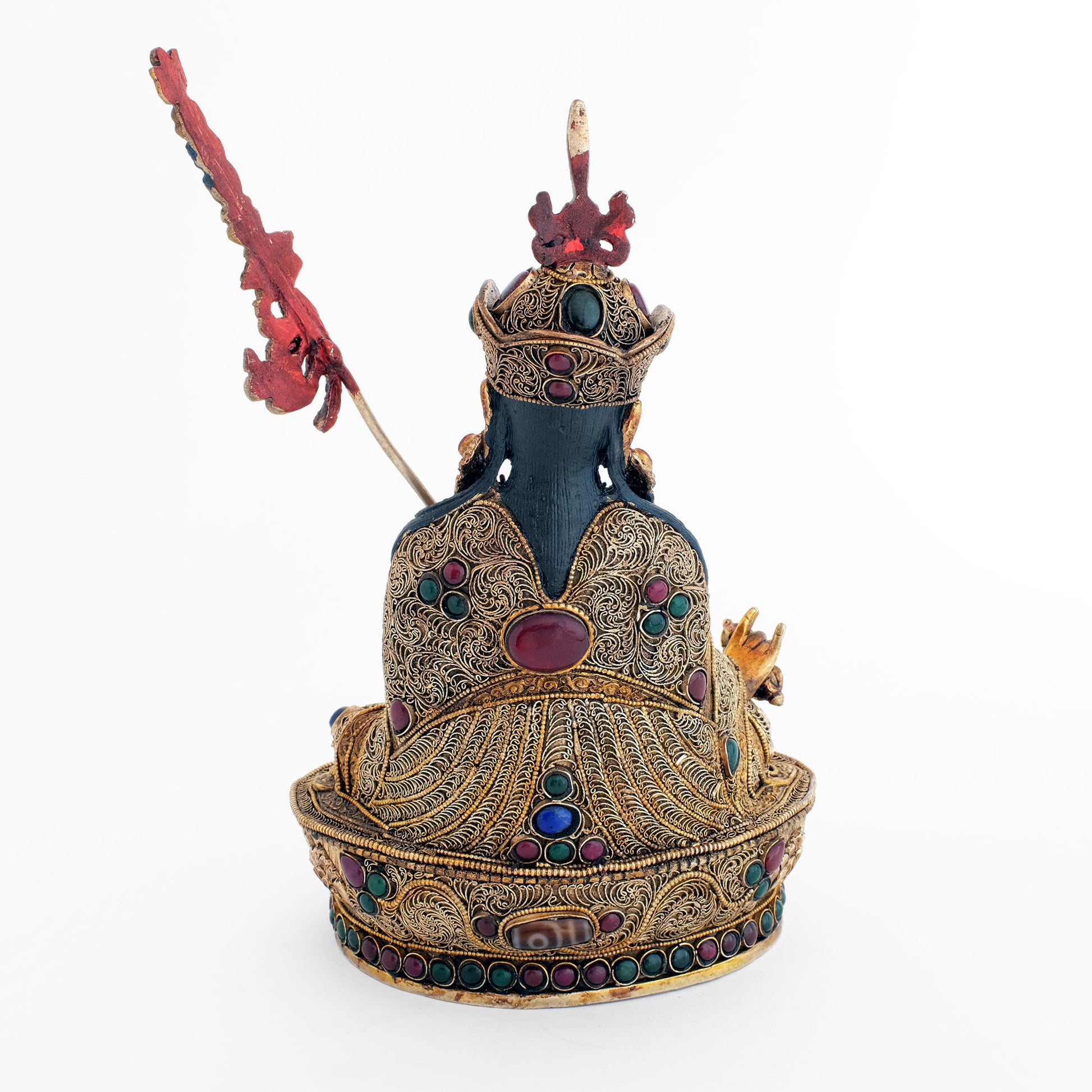 Rückwärtige Ansicht der Padmasambhava Statue. Das Gewand ist mit feinen Filigran-Ornamenten verziert. Das Filigran ist versilbert, mit dem vergoldeten Perldraht und Schmucktseinen wurden farbige Akzente gesetzt.