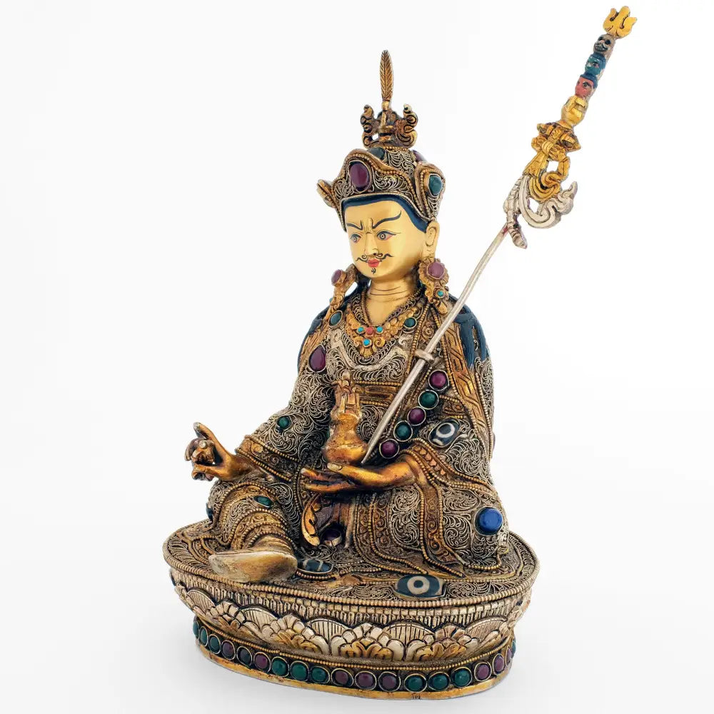 Padma Sambhava (Guru Rinpoche) Statue, seine königliche Robe ist reich geschmückt mit feinem Filigran und akzentuiert mit farbigen Steinen.