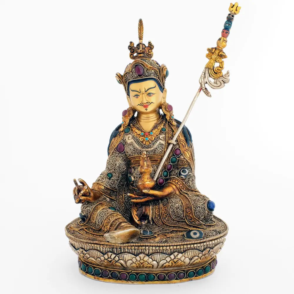 Padma Sambhava (Guru Rinpoche) Statue, Körper aus Kupfer gegossen, verziert mit filigranen Ornamenten, versilbert und vergoldet, besetzt mit bunten Steinen. Das Gesicht ist in Gold gefasst.
