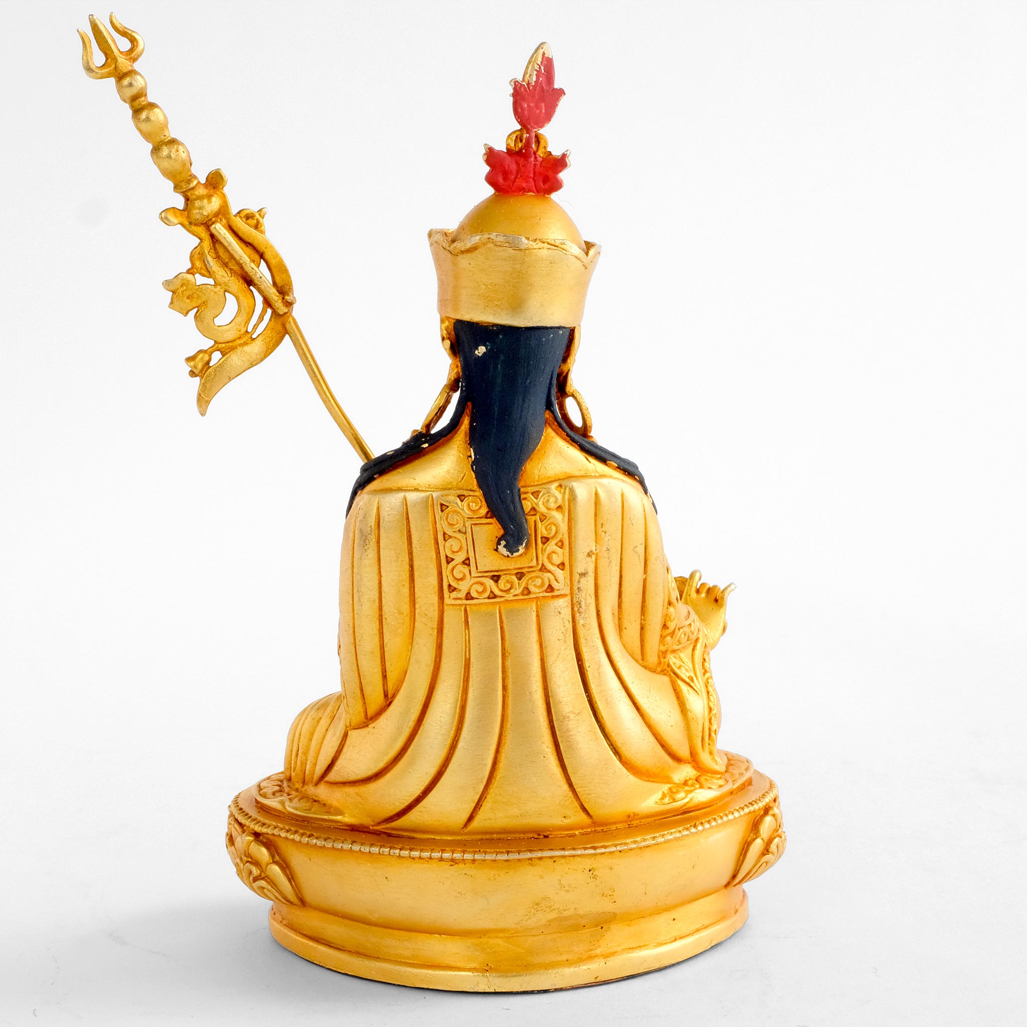 Rückseite der vergoldeten Statue von Padmasambhava (Guru Rinpoche), die in auf einem Lotussockel sitzt, fein detailliert und als freistehendes Objekt dargestellt.