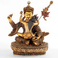 Padmasambhav mit Gefährtin, er hält in seiner rechten Hand ein Vajra, beide halten in ihrer linken Hand eine Schädelschale. An seiner linken Schulter lehnt das Khatvanga, sein Symbol.
