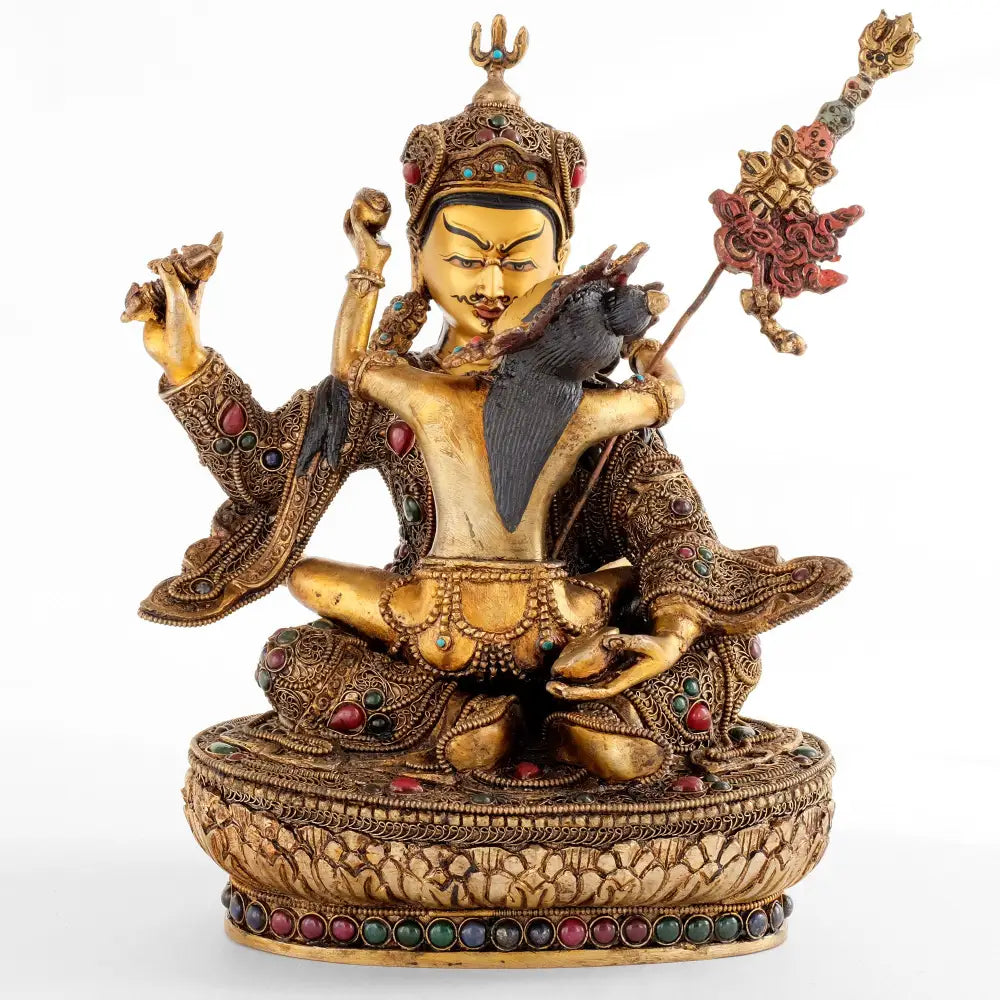 Padmasambhav mit Gefährtin, Statue, er hält in seiner rechten Hand ein Vajra, beide halten in ihrer linken Hand eine Schädelschale. An seiner linken Schulter lehnt das Khatvanga, sein Symbol.