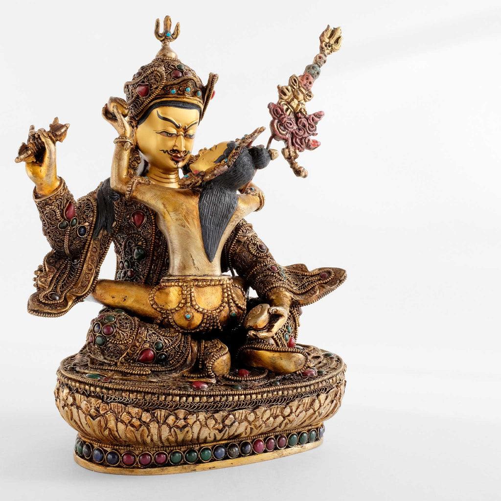 Padmasambhava Yab Yum, der Guru Rinpoche mit seiner Gefährtin, Seitenansicht. Die Statue ist in Filigran gearbeitet und mit gefassten farbigen Steinen besetzt.