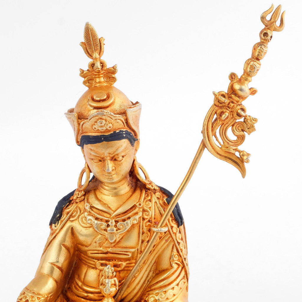 Kleine vergoldete Statue von Padmasambhava (Guru Rinpoche), an seiner linken Schulter lehnt das khatvanga. 
