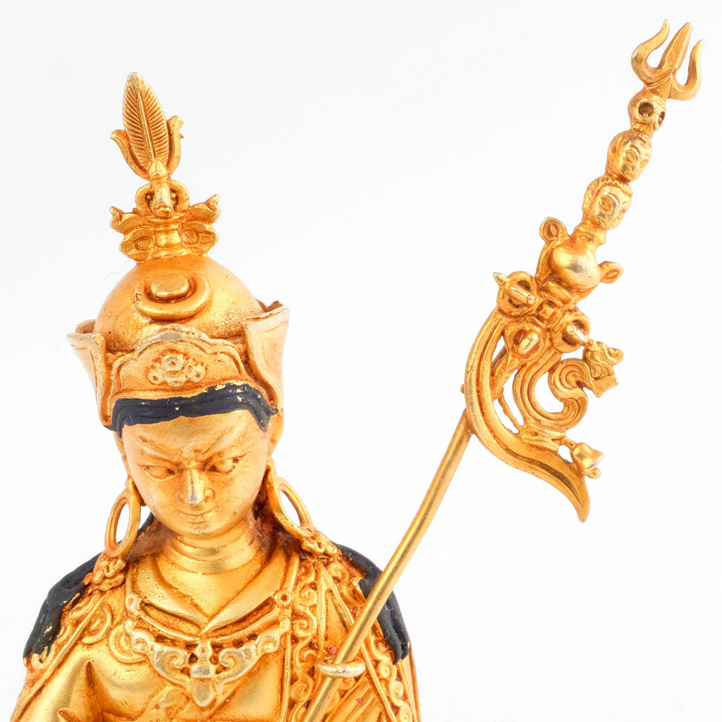 Kleine vergoldete Statue von Padmasambhava (Guru Rinpoche), an seiner linken Schulter lehnt das khatvanga. 
