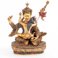 Padmasambhav mit Gefährtin, er hält in seiner rechten Hand ein Vajra, beide halten in ihrer linken Hand eine Schädelschale. An seiner linken Schulter lehnt das Khatvanga, sein Symbol.