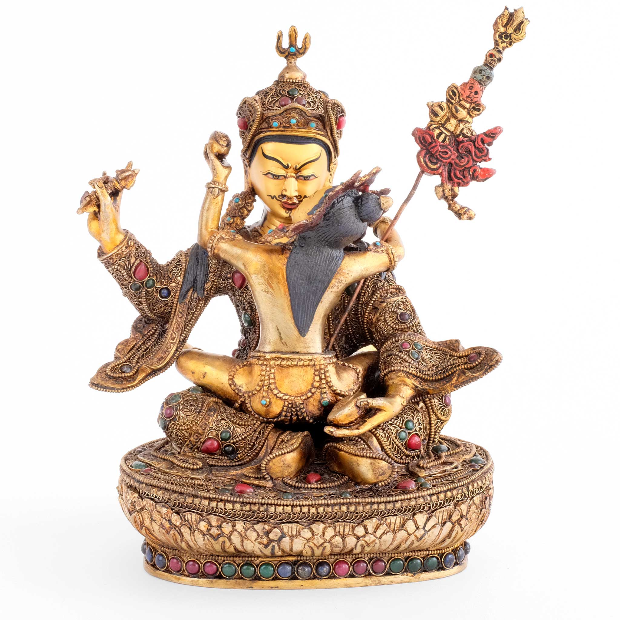 Padmasambhav mit Gefährtin, er hält in seiner rechten Hand ein Vajra, beide halten in ihrer linken Hand eine Schädelschale. An seiner linken Schulter lehnt das Khatvanga, sein Symbol.