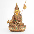 Padmasambhava (Guru Rinpoche) Statue. Sein Gewand und Lotussockel sind mit Filigran verziert, mit farbigen Steinen besetzt. Das Gesicht ist in Gold gefasst. 