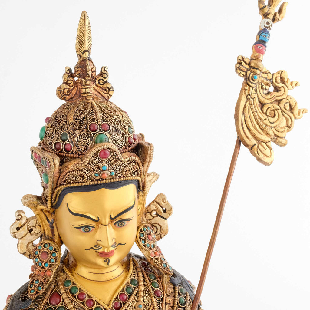 Padmasambhava, Guru Rinpoche, Detail Gesicht, Hut und khatvanga.