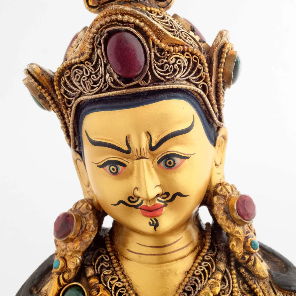 Padmasambhava, der Guru Rinpoche, sein Gesicht ist in Gold gefasst, er trägt das für ihn typisches dünnes Bärtchen. 