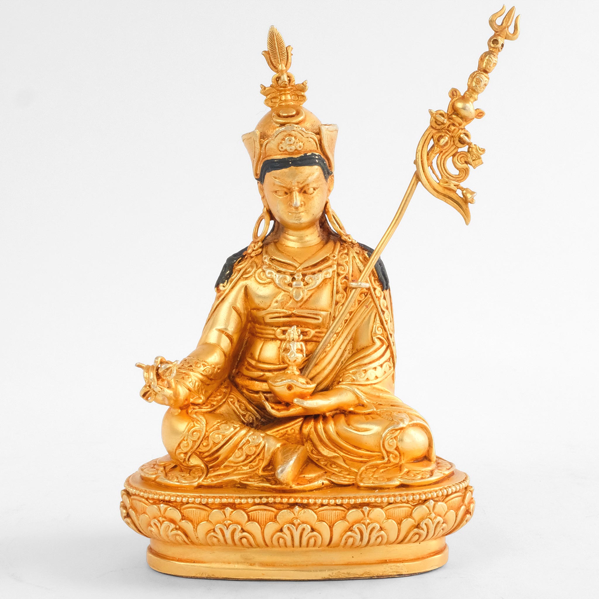 Kleine vergoldete Statue von Padmasambhava (Guru Rinpoche), die in traditioneller Haltung auf einem Lotussockel sitzt, fein detailliert und als freistehendes Objekt dargestellt.