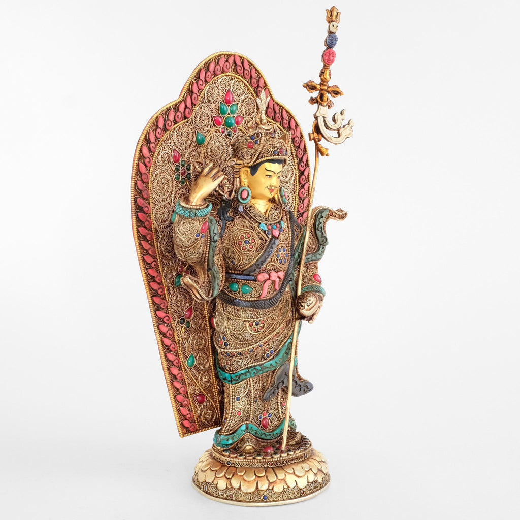 Stehende Padmasambhava-Statue (Guru Rinpoche) mit Aureole und Filigran.