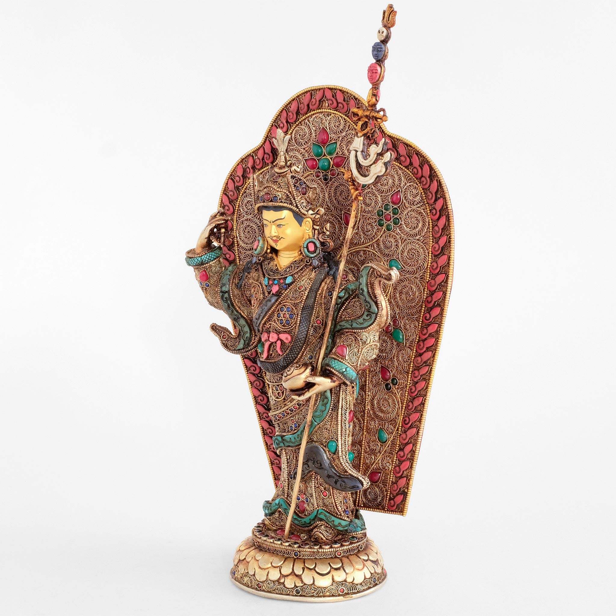 Seitliche Ansicht der stehenden Padmasambhava-Statue (Guru Rinpoche) mit Aureole.