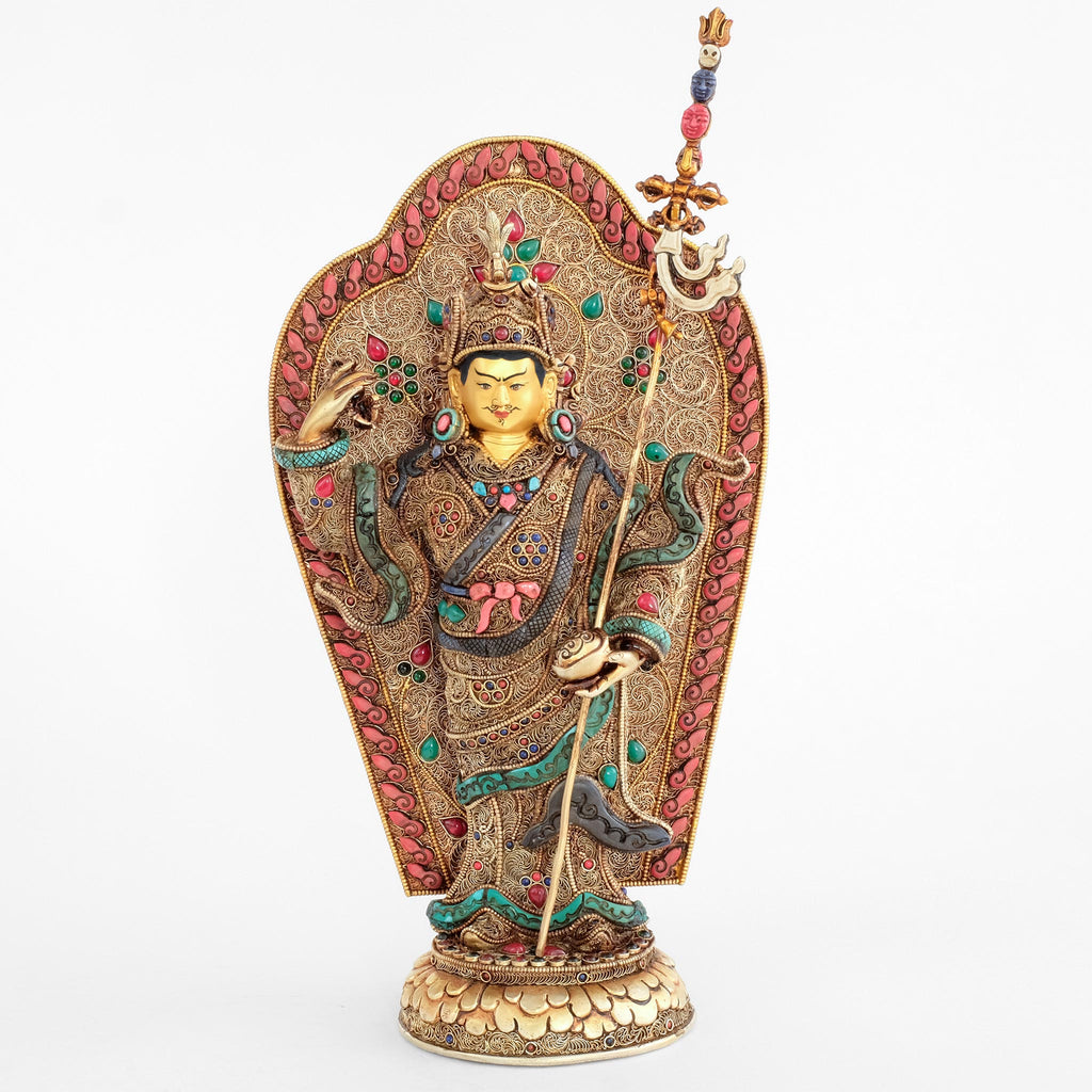 Padmasambhava-Statue, Guru Rinpoche. Stehende Figur aus Metall, mit Filigran und geschnitzten farbigen Steinen.
