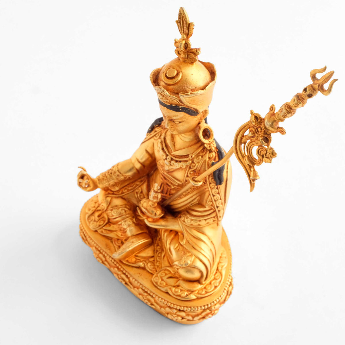 Padmasambhava Statue, Guru Rinpoche, kleine vergoldete Figur, detaillierter Kupferguss. Aufsicht mit Vajra und Khatvanga.