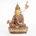 Padmasambhava (Guru Rinpoche) Statue, Sein Gewand ist mit Filigran verziert, versilbert und vergoldet, mit farbigen Steinen besetzt. Das Gesicht ist in Gold gefasst. 