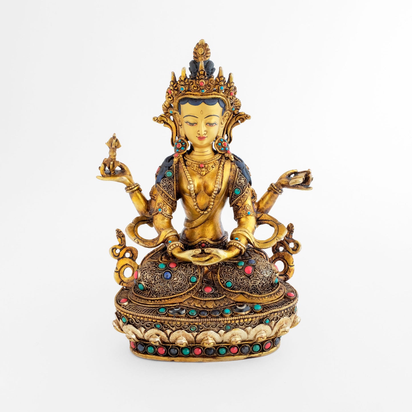 Prajnaparamita Figur, sie verkörpert die Göttin, die Bodhisattvi der Weisheit. Eine vergoldete Buddha Statue mit feiner Filigran Verzierung und Azenten mit farbigen Steinen. Sie ist vierarmig. Die unteren Arme hält sie im Schoss verschränkt, die oberen Hände halten einen Vajra und ein Buch.