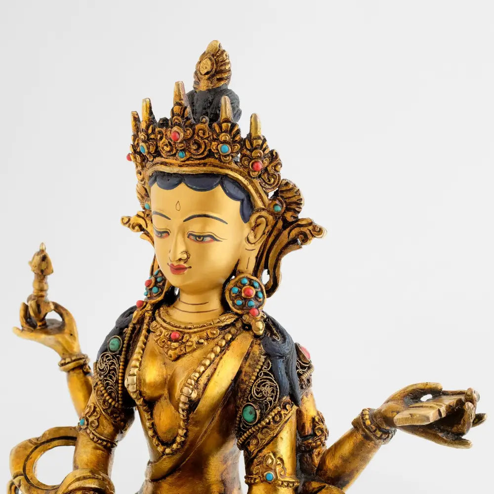 Die Prajnaparamita Statue, ihr anmutiges Gesicht ist in Gold gefasst. Sie ist eine schöne Dekoration im Zuhause und ideal für den buddhistischen Hausaltar.