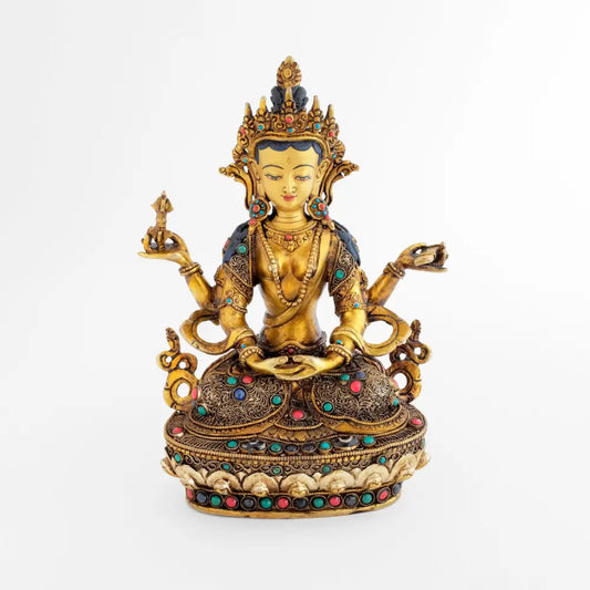 Prajnaparamita Figur, sie verkörpert die Göttin, die Bodhisattvi der Weisheit. Eine vergoldete Buddha Statue mit feiner Filigran Verzierung und Azenten mit farbigen Steinen. Sie ist vierarmig. Die unteren Arme hält sie im Schoss verschränkt, die oberen Hände halten einen Vajra und ein Buch.