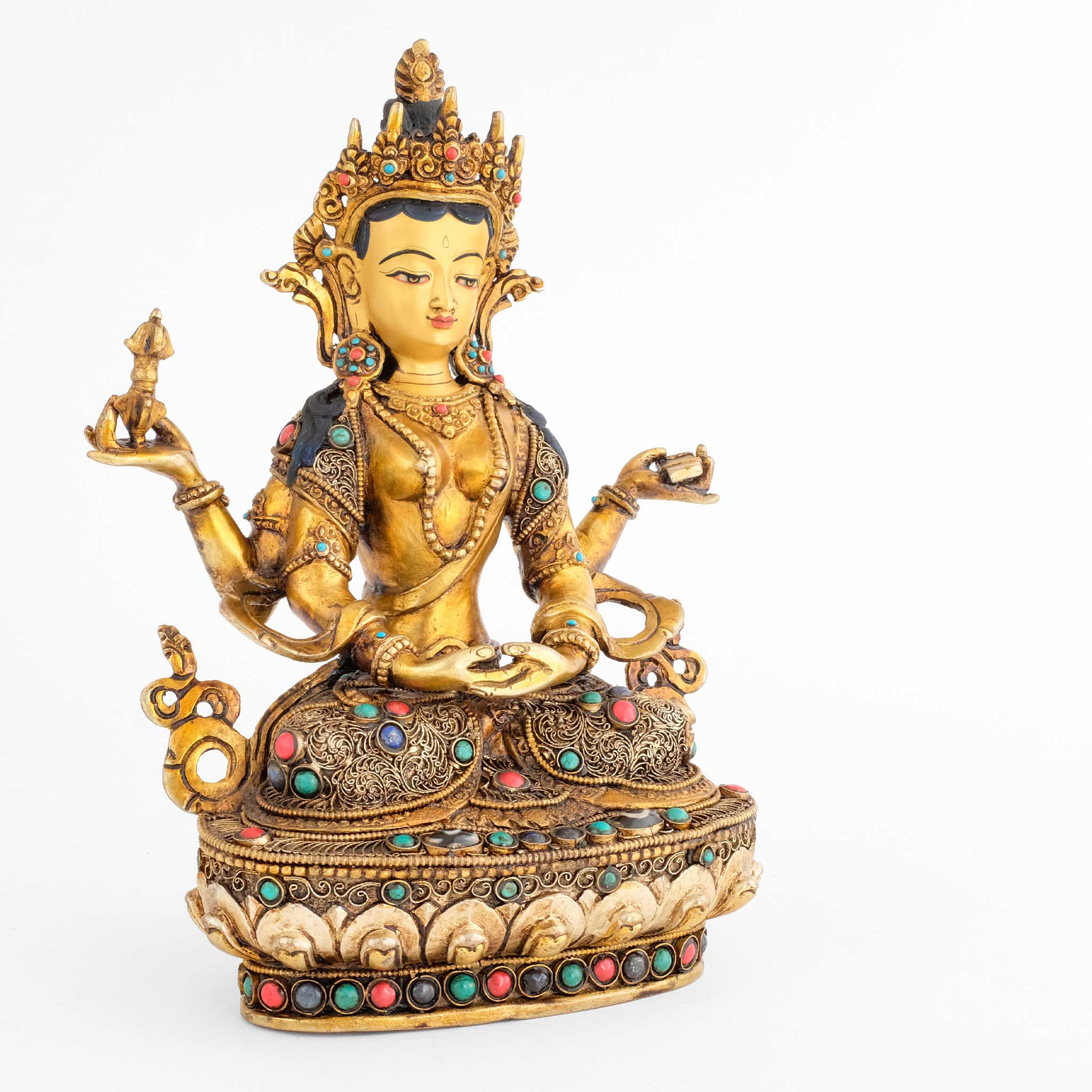 Prajnaparamita Statue, mit der Krone und dem vollen Schmuck eines bodhisattva. Sie hat vier Arme. In den oberen Händen hält sie ein Vajra und das Buch der Weisheit. Ihre Robe ist verziert mit Filigran.
