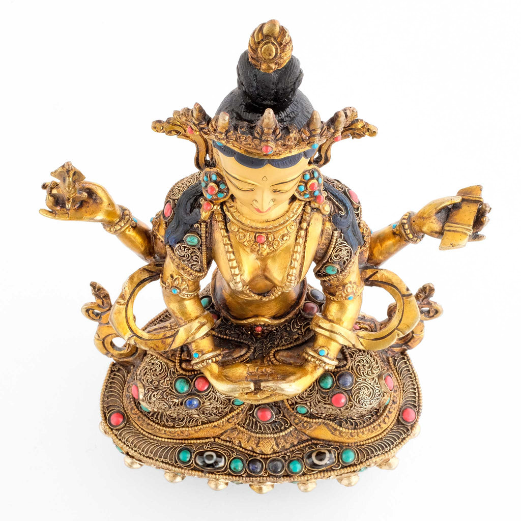 Die Prajnaparamita Statue in der Aufsicht. Sie hält einen vajra und das Buch in ihren oberen Händen. Ihr Lostussockel ist mir zwei Dzi Perlen besetzt.