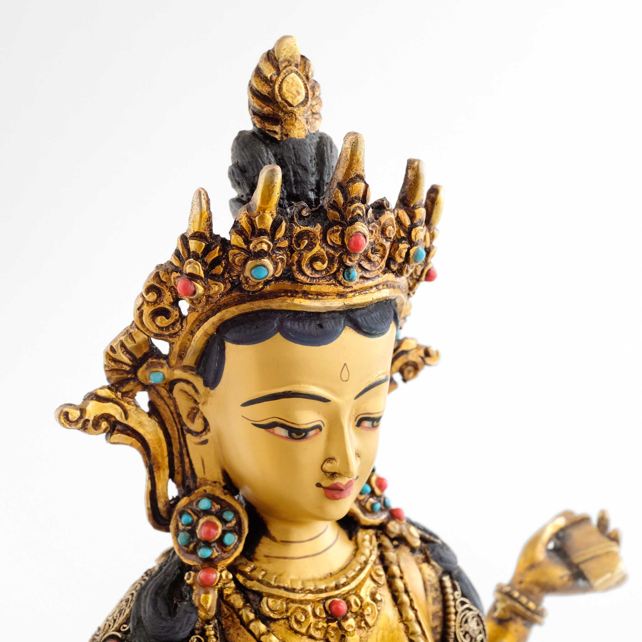 Prajnaparamita, hier das in Gold gefasste Gesicht. Sie trägt die Krone  und den vollen Schmuck eines bodhisattva.