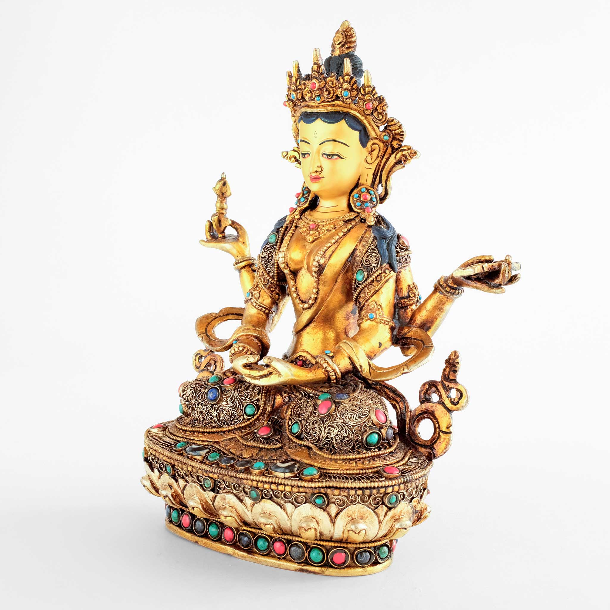 Seitenansicht der Prajnaparamit Statue. Sie sitzt in padma asana auf einem Lotus Sockel. Ihre Robe ist mit Filigran und farbigen Steinen verziert.