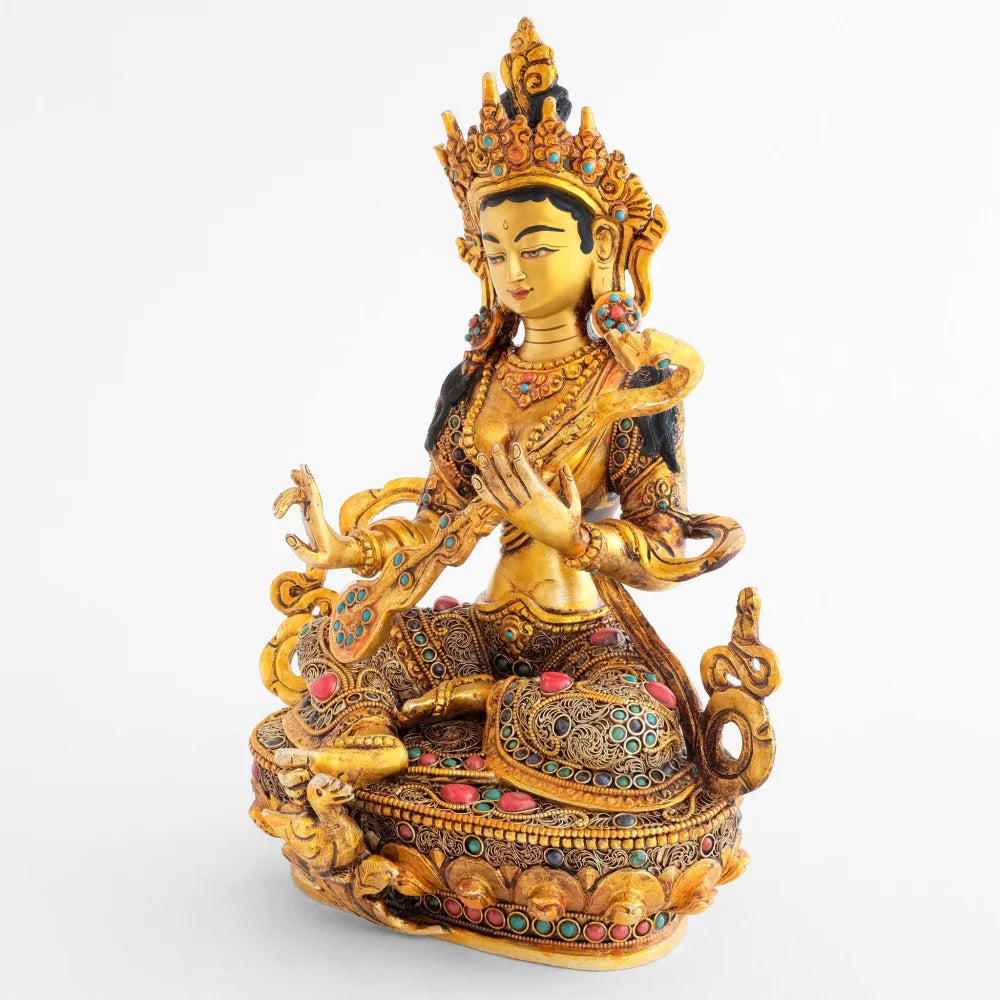 Goldene Sarasvati-Statue mit aufwändigen Details.