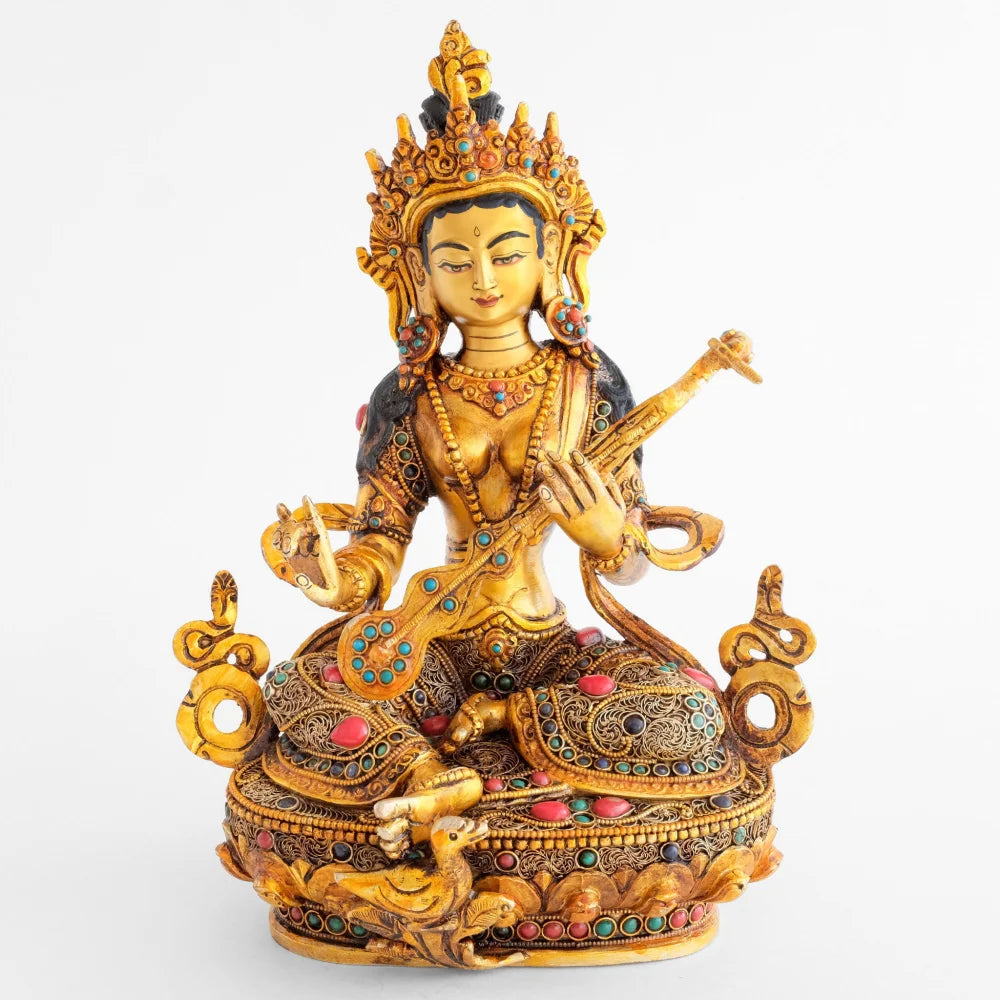 Goldene Saraswati Statue, mit feinem Filigran und farbigen Steinen verziert.