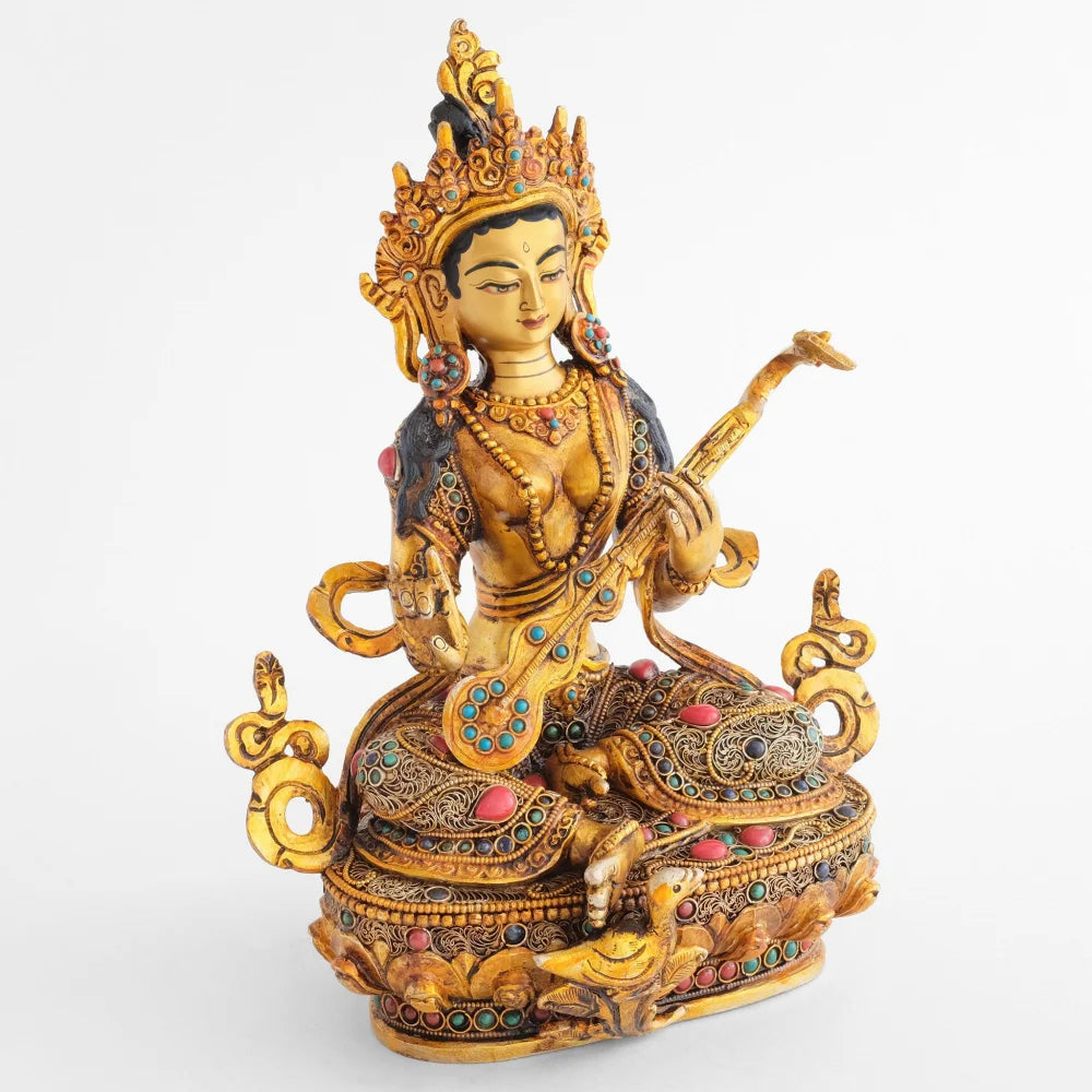 Reich mit Filigran verzierte Sarasvati Figur, ihre Laute zeigt sie als Schutzgöttin der Künste.