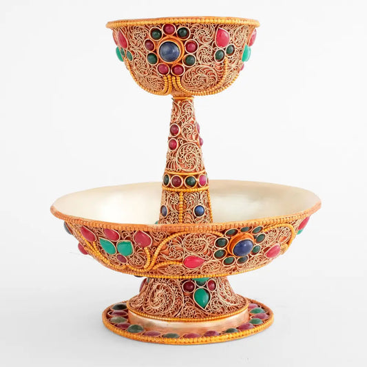 Serkyem, zweiteilig, mit versilberten Filigran Ornamenten und farbigen Steinen verziert.