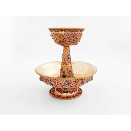 Serkyem, zweistufige, goldfarbene Kelche mit farbigen Stein Akzenten für das buddhistische Ritual