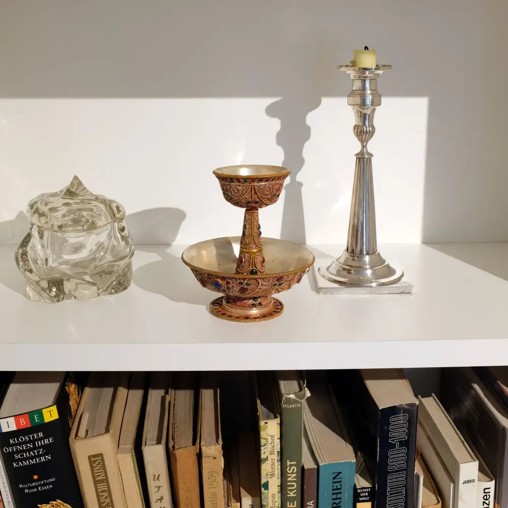 Serkyem in einem Wohnzimmer Regal mit dekorativen Gegenständen und Büchern.